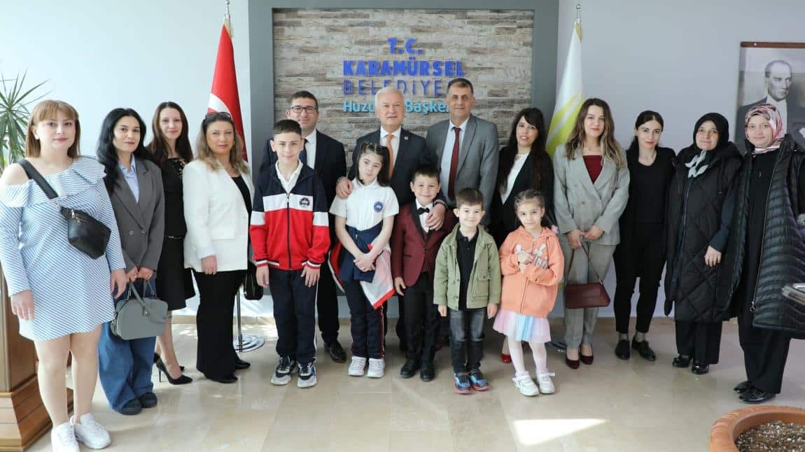 Okul aile birliğimiz, öğretmen ve öğrencilerimiz ile Karamürsel Belediye Başkanımız Sayın Ahmet Çalık'a ziyarette bulunduk.